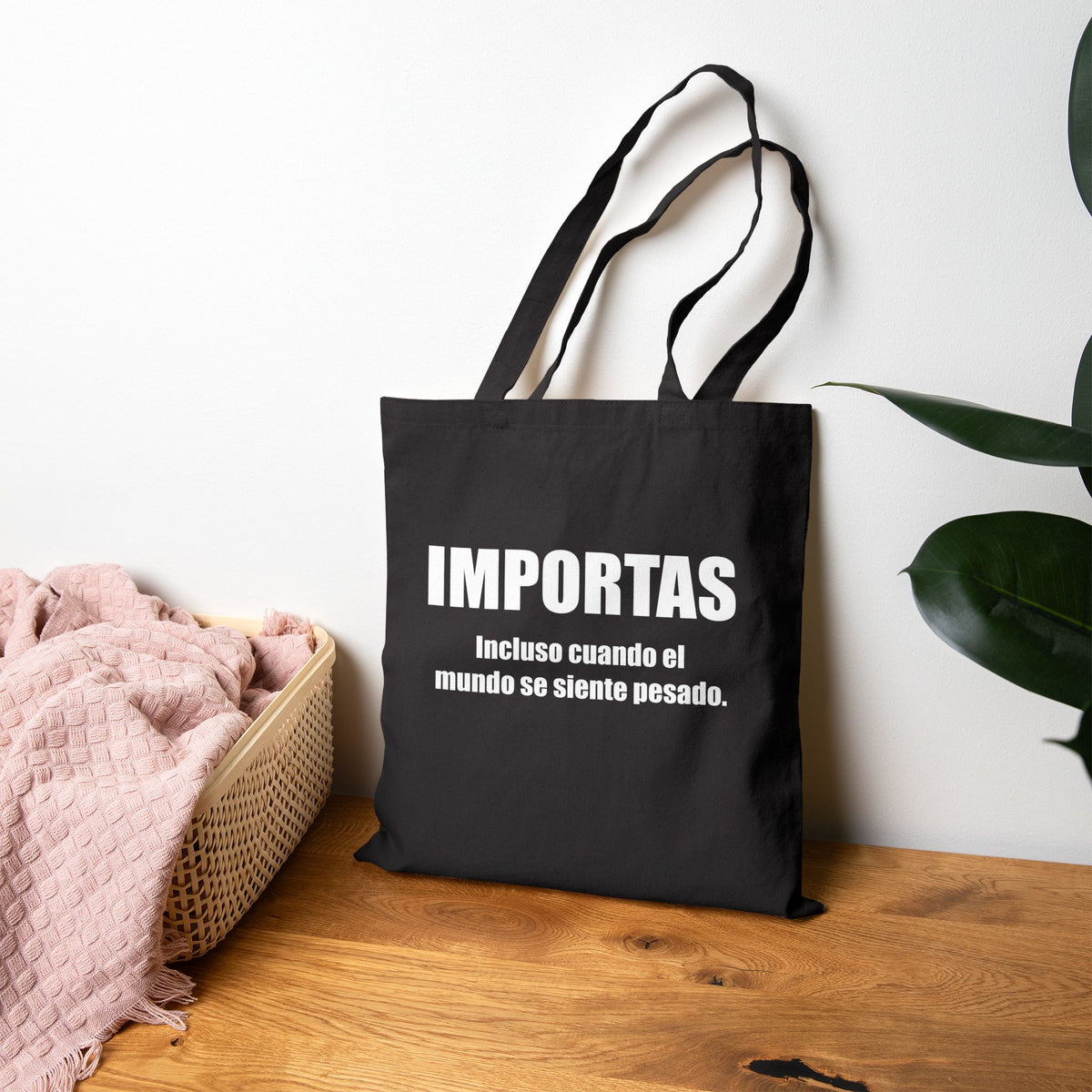IMPORTAS Incluso cuando el mundo se siente pesado Tote Bag | Canvas Tote, Spanish Quote